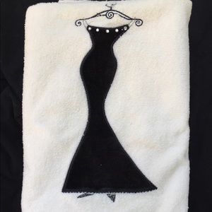 NWOT 2 embroidered bath towels